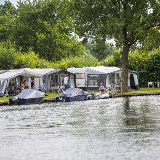 Camping aan het water.jpg